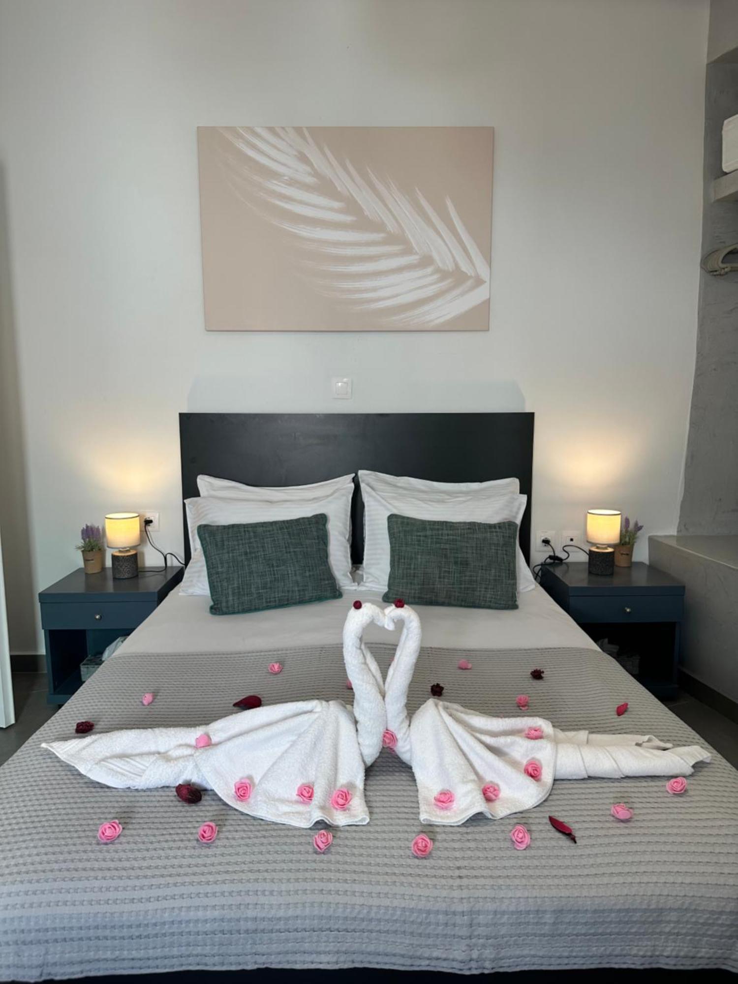 White Swallow Suite Santorini Vourvoúlos 외부 사진